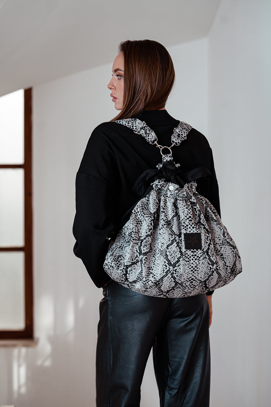 Maman sac de serpent monochrome